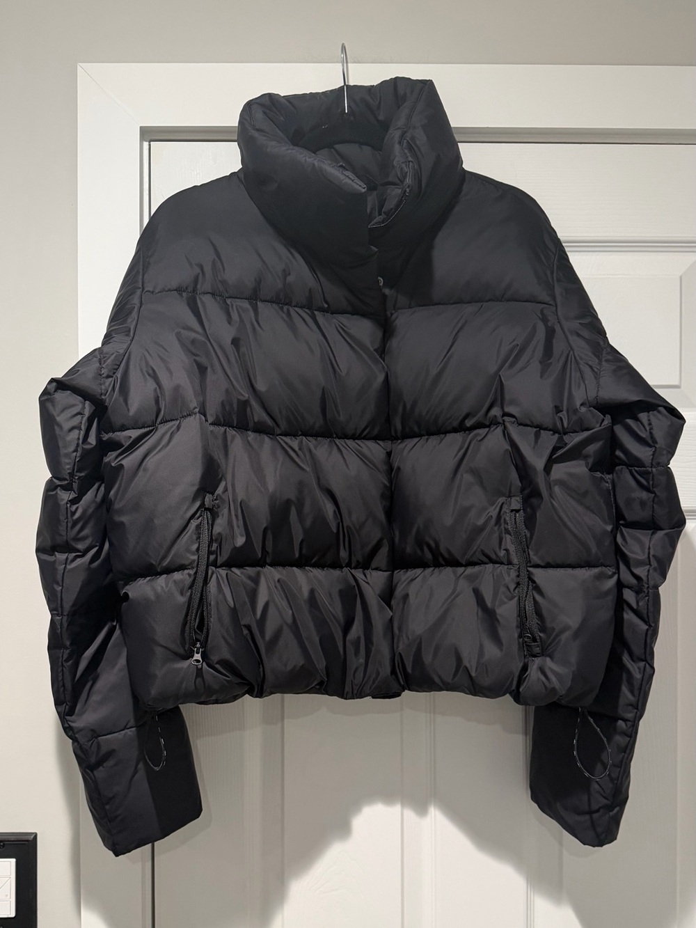 Auth. ✅ NWOT ALO Yoga “Gold Rush” Puffer in “Black” Size Large🖤